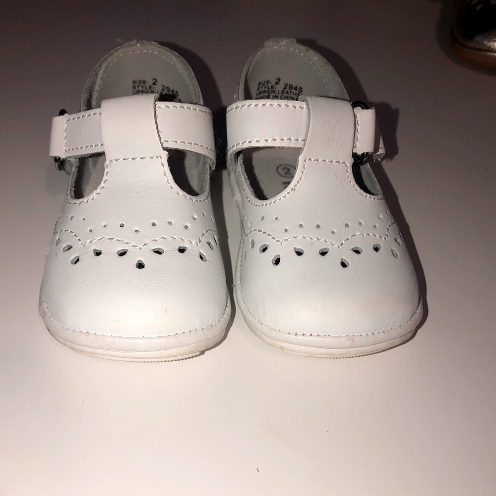 Like new white L’Amour leather Mary Janes size 2